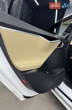 Лифтбек Tesla Model S 2017 в 