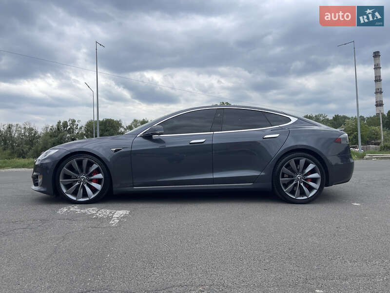 Лифтбек Tesla Model S 2016 в Киеве