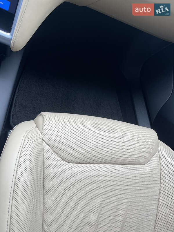 Лифтбек Tesla Model S 2016 в Киеве