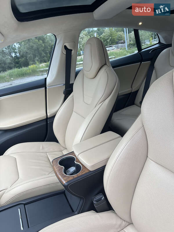 Лифтбек Tesla Model S 2016 в Киеве