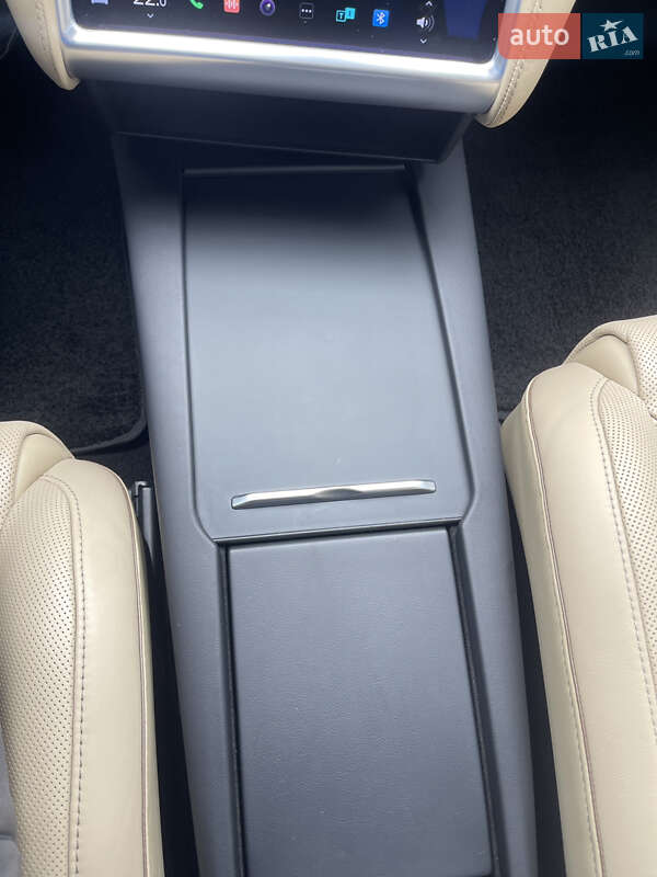 Лифтбек Tesla Model S 2016 в Киеве