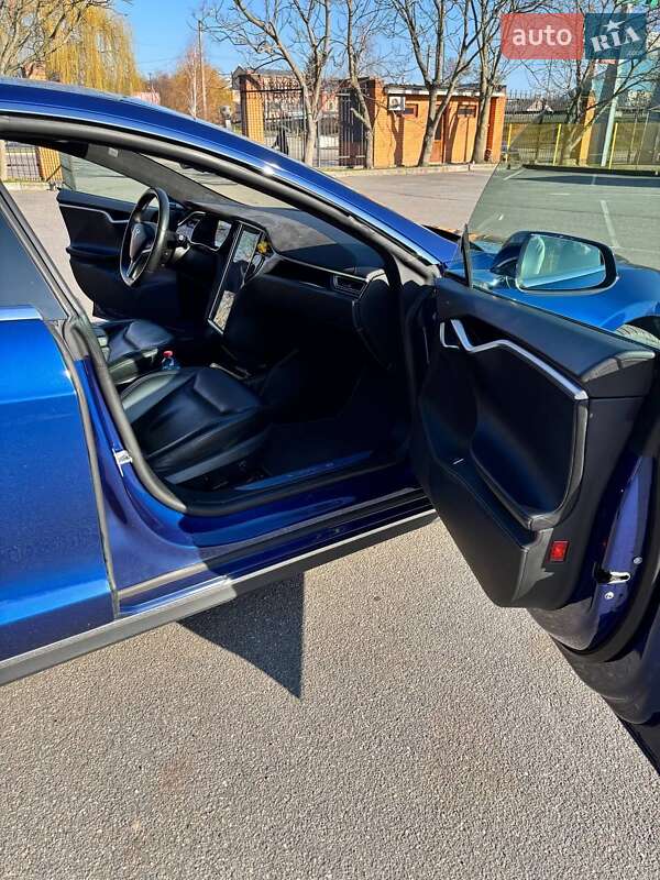 Лифтбек Tesla Model S 2015 в Александрие