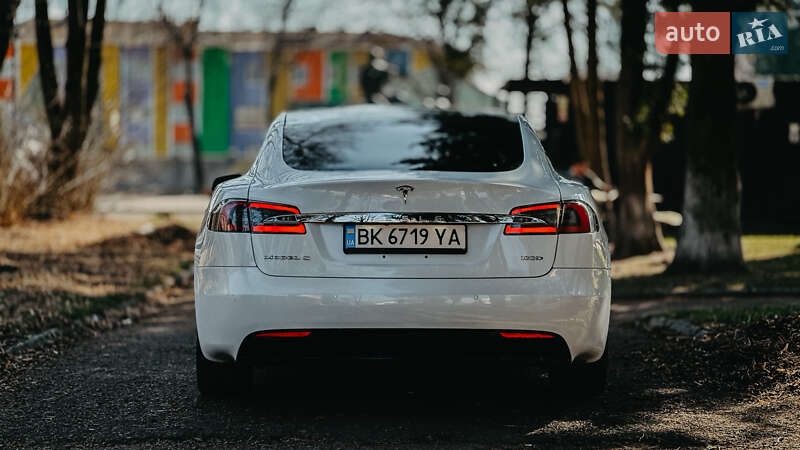 Ліфтбек Tesla Model S 2017 в Дубні