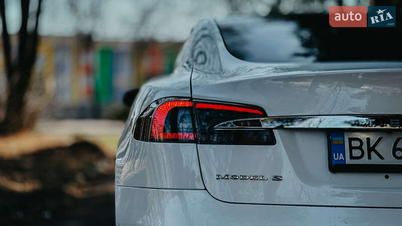 Ліфтбек Tesla Model S 2017 в Дубні