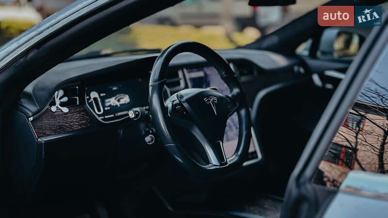 Ліфтбек Tesla Model S 2017 в Дубні
