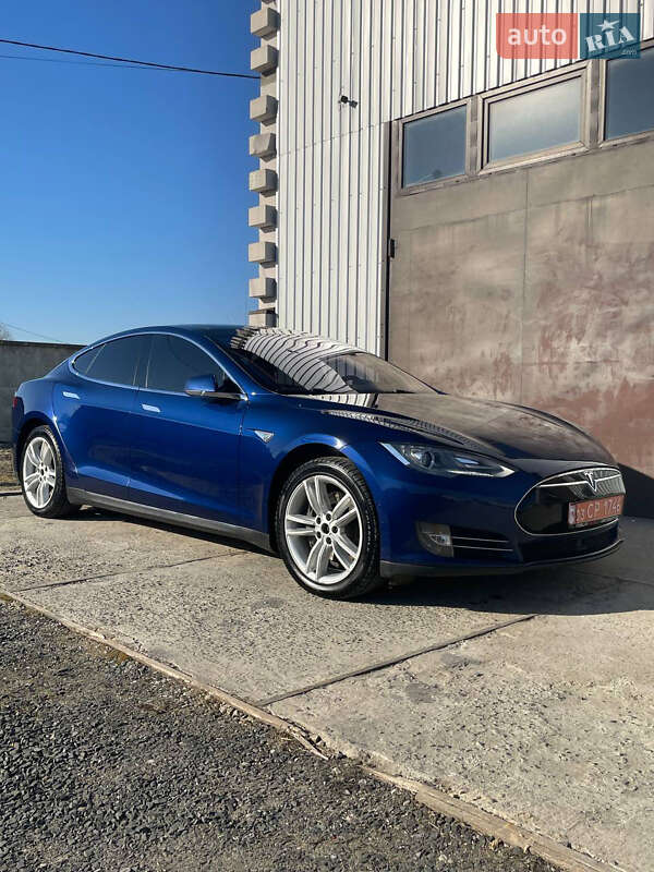 Лифтбек Tesla Model S 2015 в 