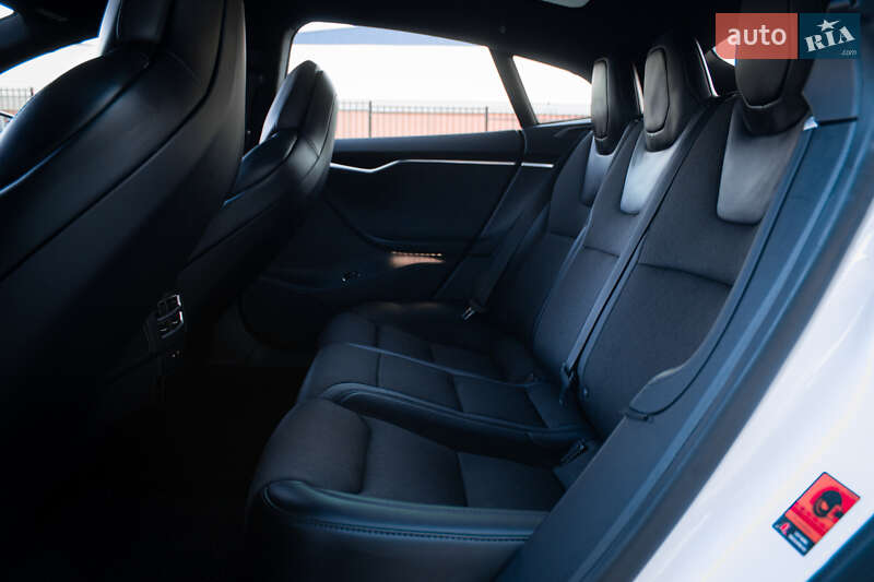 Лифтбек Tesla Model S 2017 в Киеве