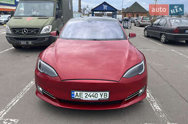 Лифтбек Tesla Model S 2015 в 