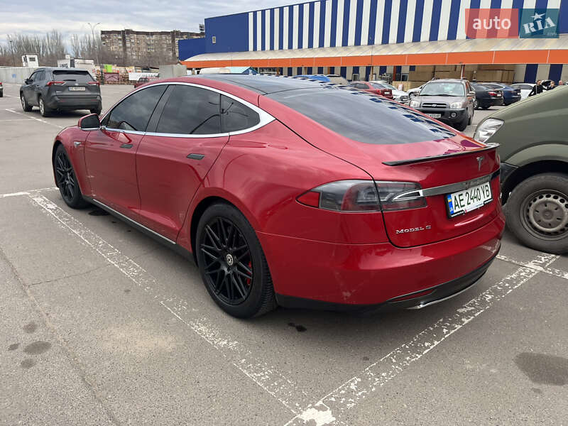 Ліфтбек Tesla Model S 2015 в Кривому Розі