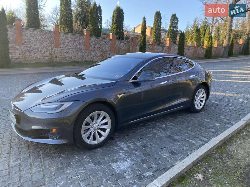 Лифтбек Tesla Model S 2016 в Киеве