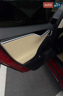 Лифтбек Tesla Model S 2013 в 