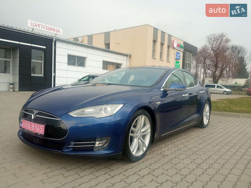 Лифтбек Tesla Model S 2015 в 