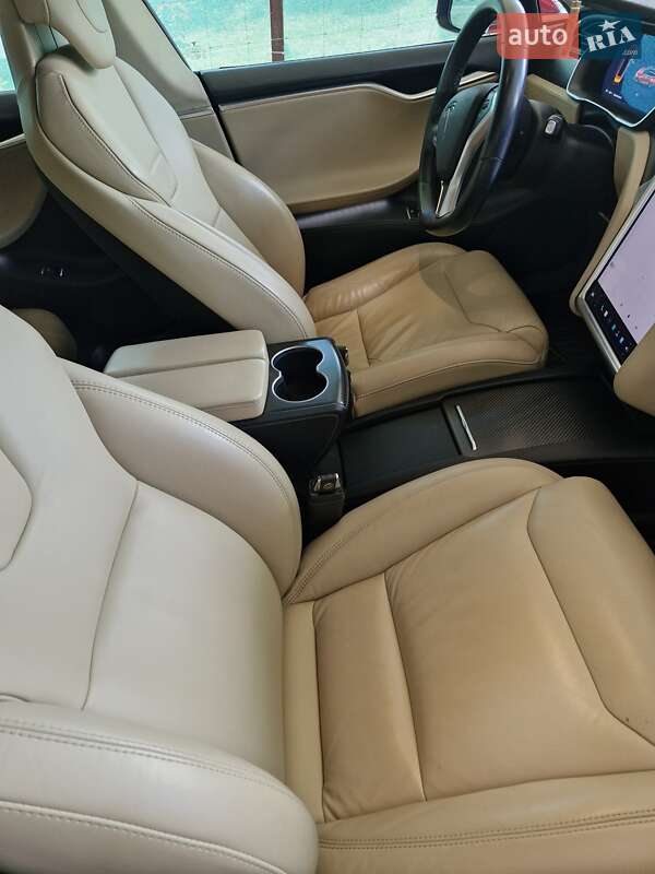 Ліфтбек Tesla Model S 2017 в Каневі