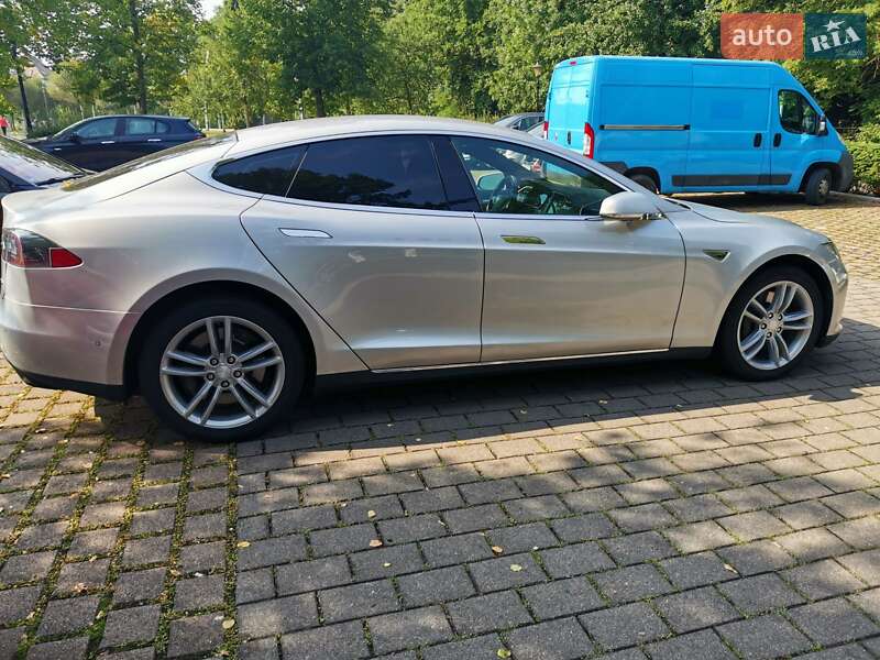 Ліфтбек Tesla Model S 2016 в Тернополі