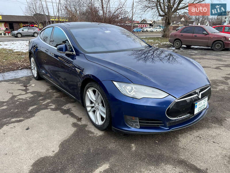 Лифтбек Tesla Model S 2015 в Киеве
