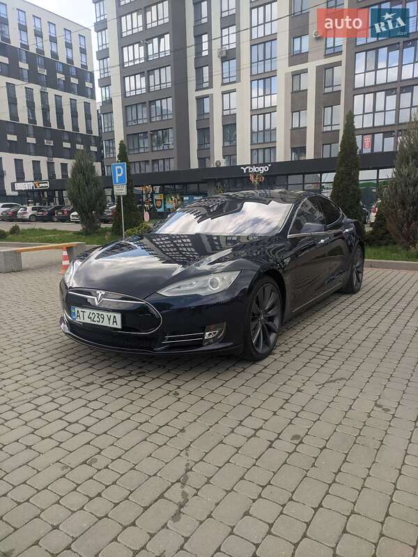 Лифтбек Tesla Model S 2013 в 