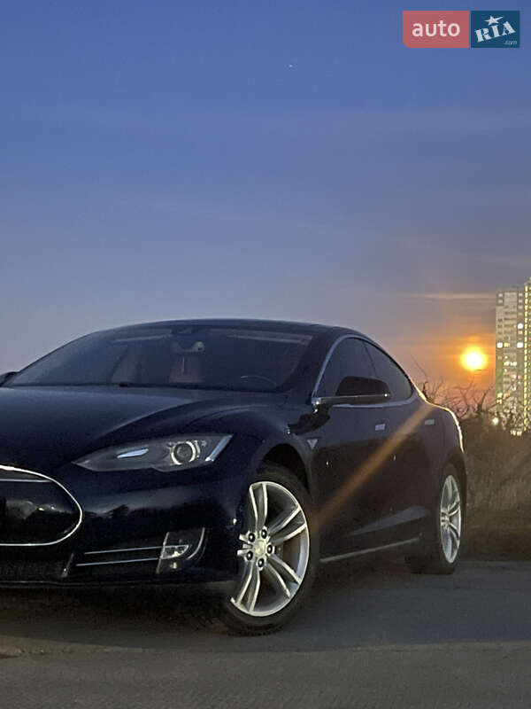 Лифтбек Tesla Model S 2015 в Киеве фото 10 Лифтбек Tesla Model S 2015 в Киеве