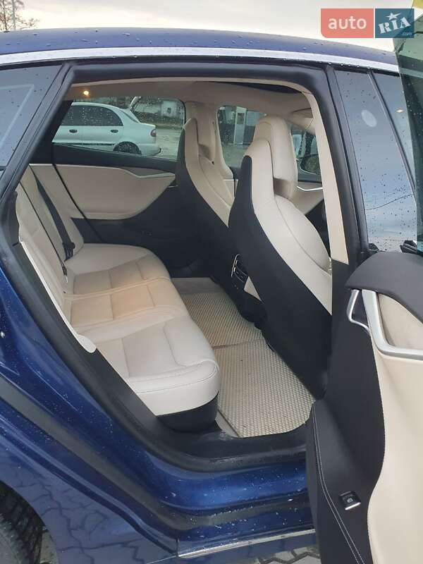 Лифтбек Tesla Model S 2018 в Львове