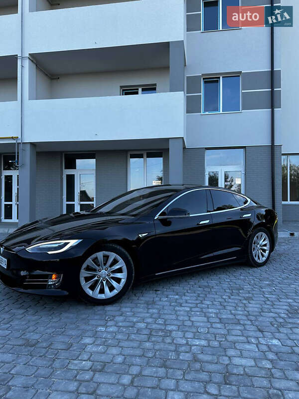 Лифтбек Tesla Model S 2016 в Львове