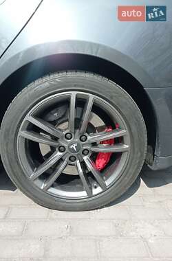 Лифтбек Tesla Model S 2015 в 