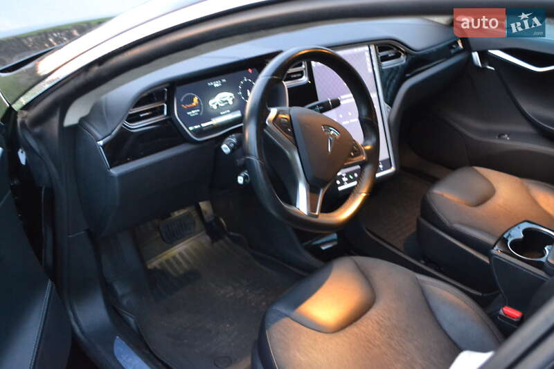 Лифтбек Tesla Model S 2015 в Днепре