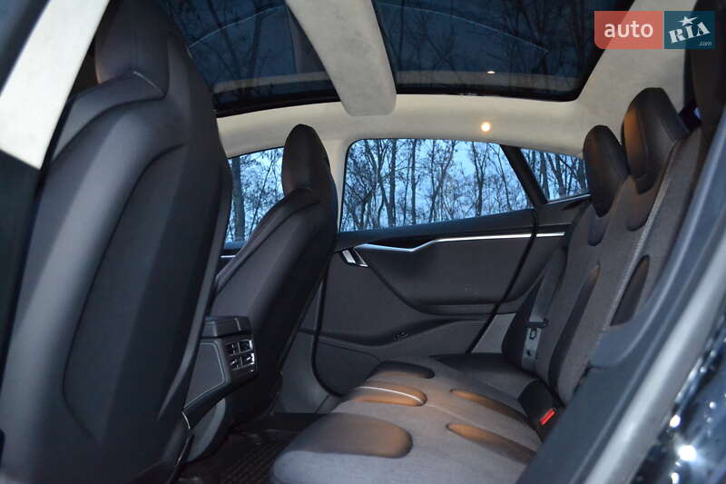 Лифтбек Tesla Model S 2015 в Днепре