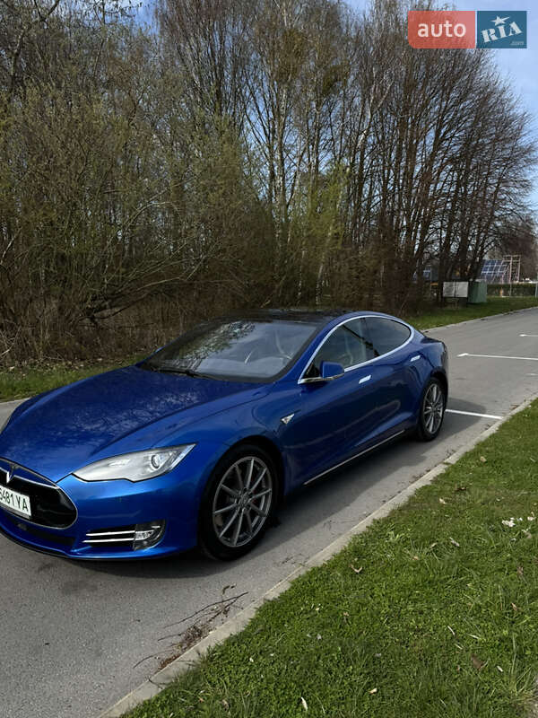 Лифтбек Tesla Model S 2015 в Буске