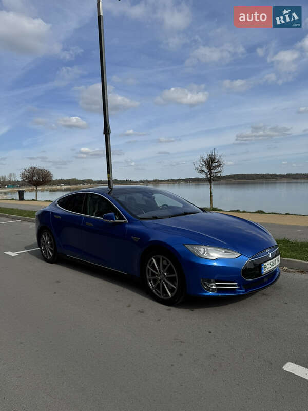 Лифтбек Tesla Model S 2015 в Буске