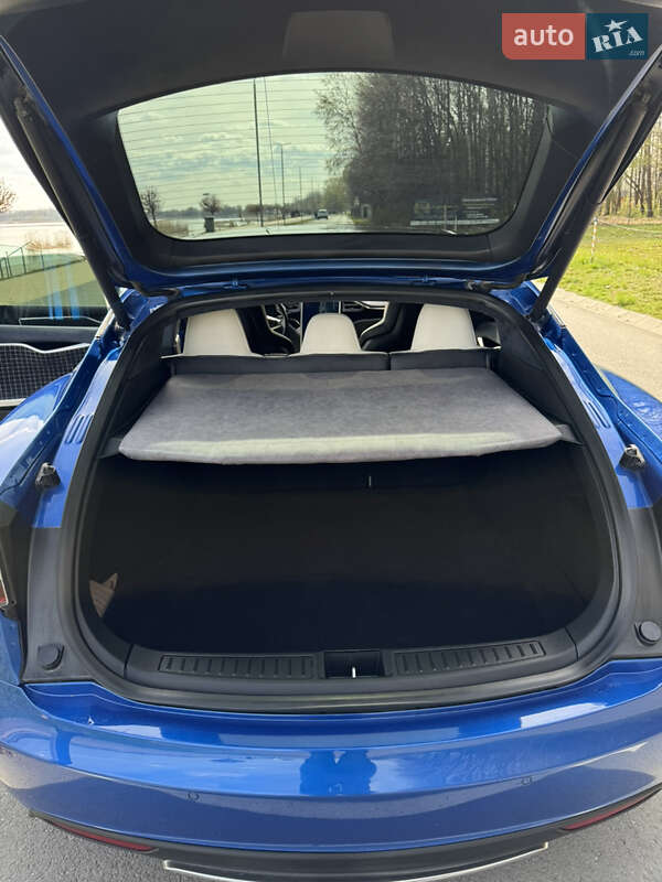 Лифтбек Tesla Model S 2015 в Буске