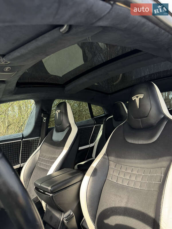 Лифтбек Tesla Model S 2015 в Буске