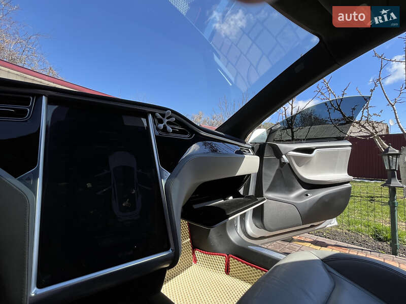 Ліфтбек Tesla Model S 2016 в Львові