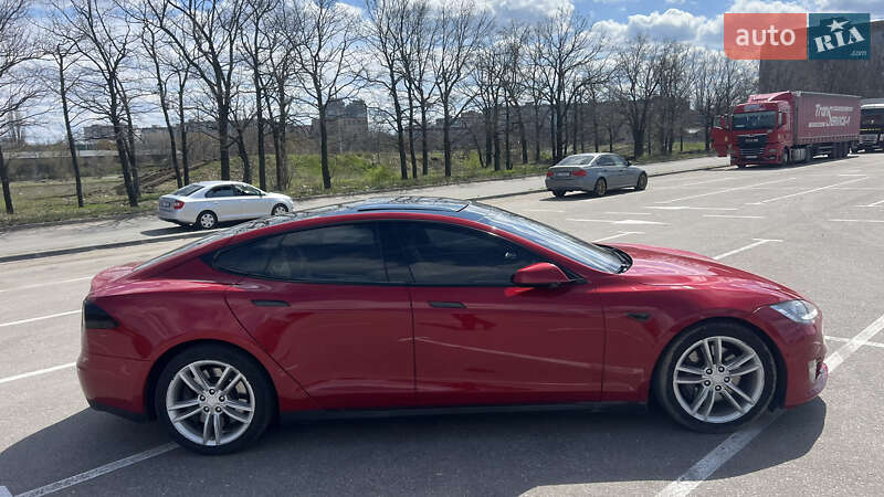 Лифтбек Tesla Model S 2016 в Киеве