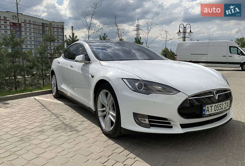 Tesla Model S 2015