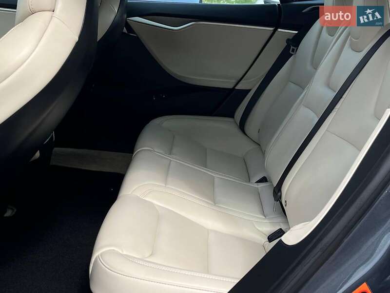 Ліфтбек Tesla Model S 2017 в Львові