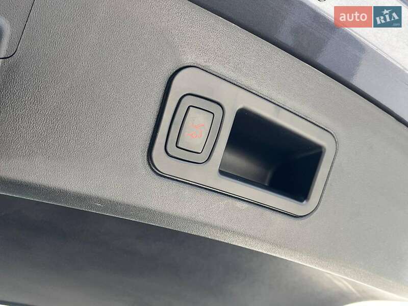 Ліфтбек Tesla Model S 2017 в Львові