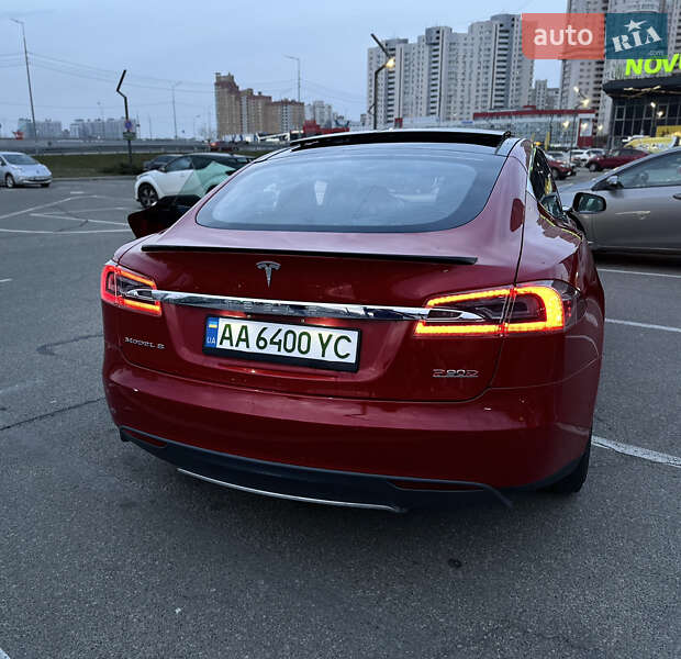 Tesla Model S 2015