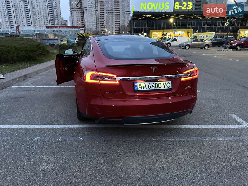Ліфтбек Tesla Model S 2015 в Києві