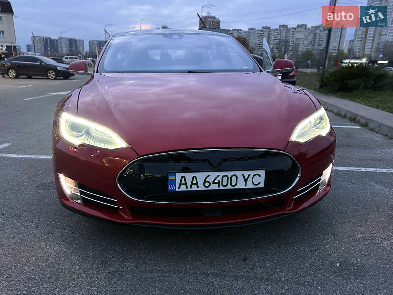 Ліфтбек Tesla Model S 2015 в Києві