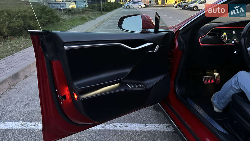 Ліфтбек Tesla Model S 2015 в Києві