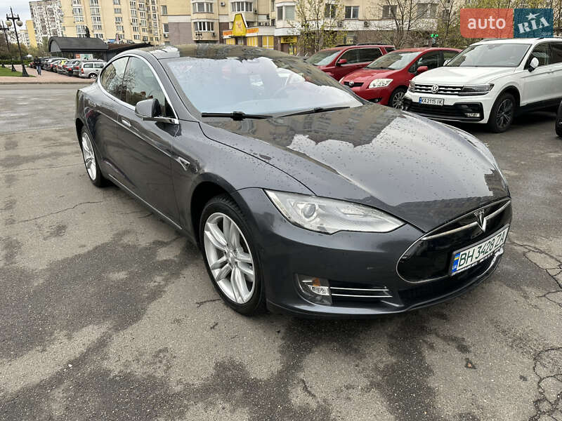 Лифтбек Tesla Model S 2015 в Киеве