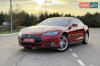 Лифтбек Tesla Model S 2015 в 