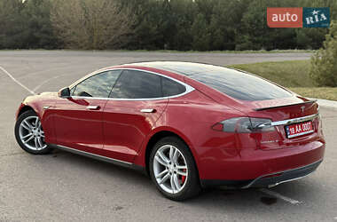 Лифтбек Tesla Model S 2015 в 