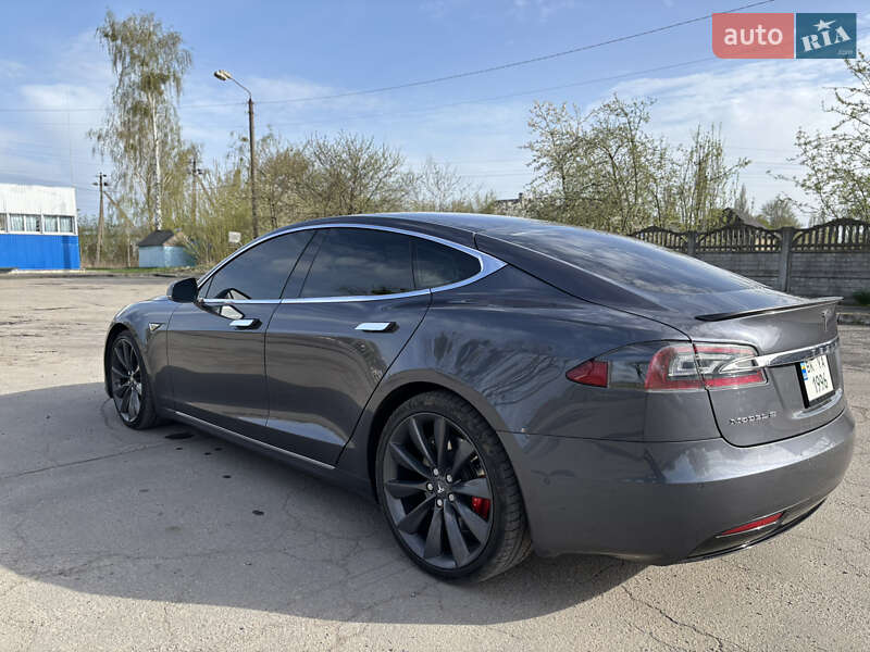 Лифтбек Tesla Model S 2016 в Остроге
