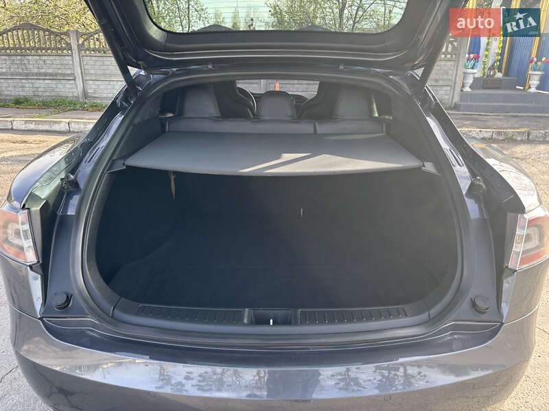 Лифтбек Tesla Model S 2016 в Остроге