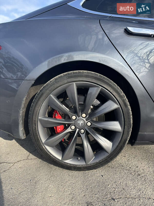 Лифтбек Tesla Model S 2016 в Остроге