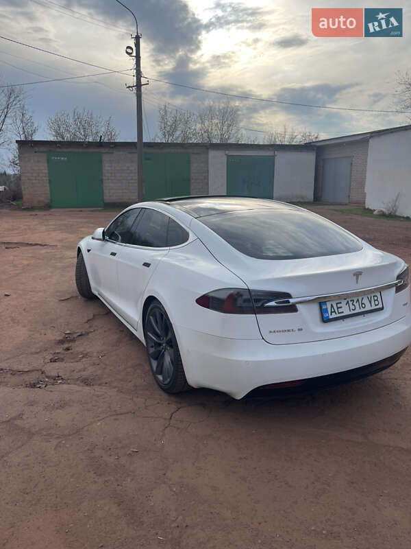 Лифтбек Tesla Model S 2016 в Кривом Роге
