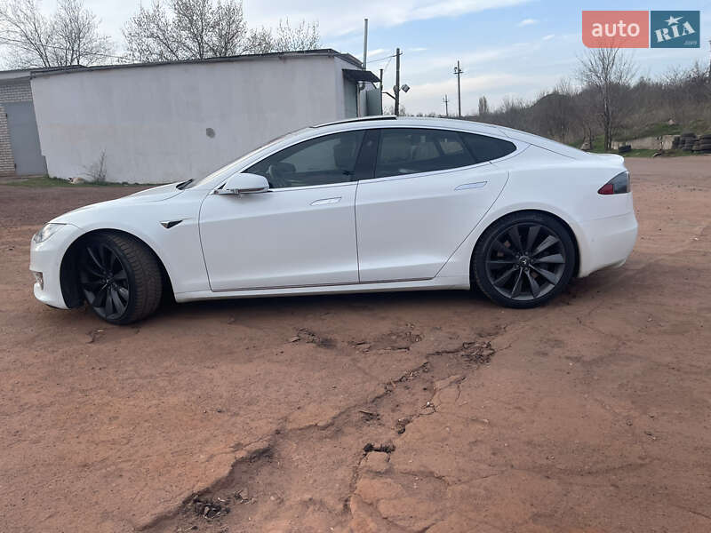 Лифтбек Tesla Model S 2016 в Кривом Роге
