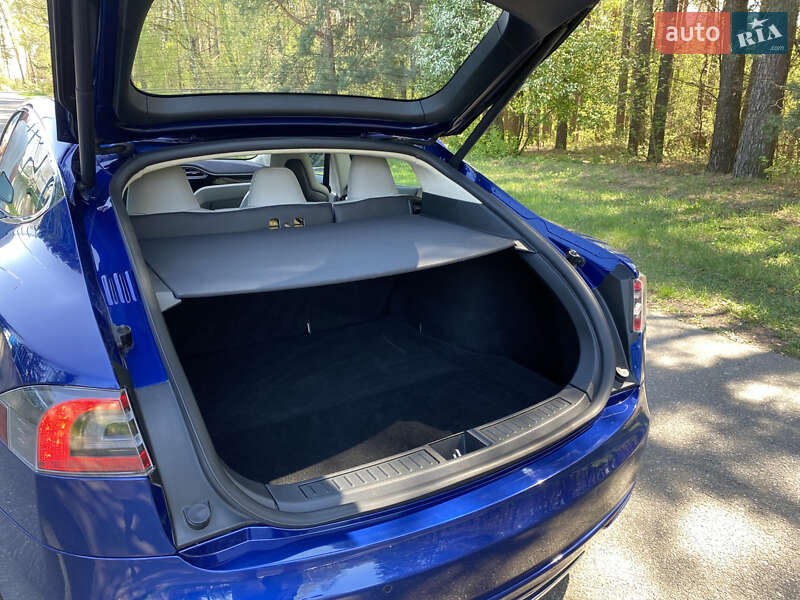 Ліфтбек Tesla Model S 2015 в Бучі