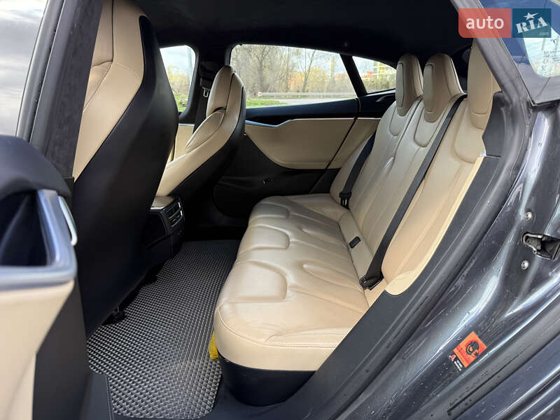 Лифтбек Tesla Model S 2017 в Львове