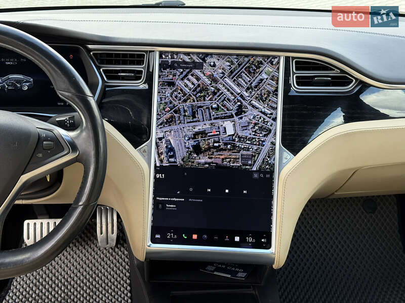 Лифтбек Tesla Model S 2017 в Львове
